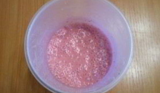 клубничный коктейль в блендере