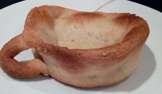 фиалковый кофе в сладкой кружке