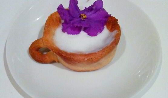 фиалковый кофе в сладкой кружке