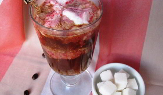 кофе глясе с клубничным сорбе