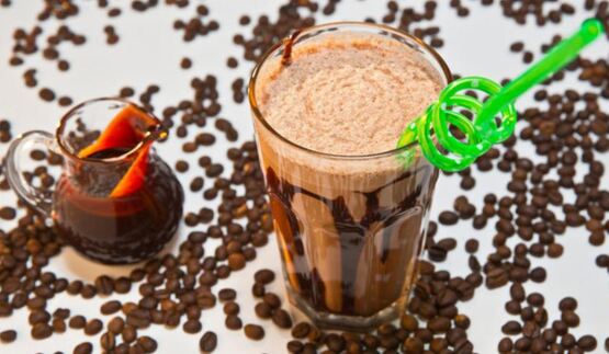 кофе с шоколадным соусом