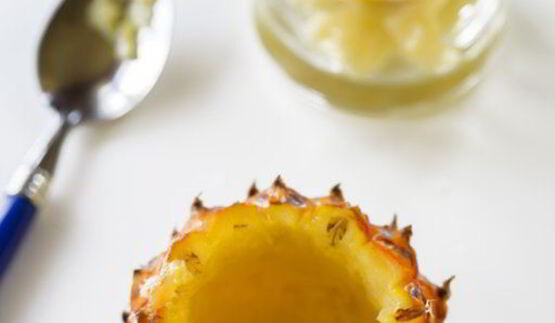 коктейль пина-колада в ананасе