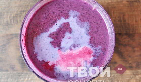 молочный коктейль в блендере