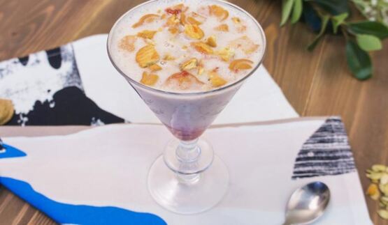 банановый смузи с клубничным вареньем и печеньем