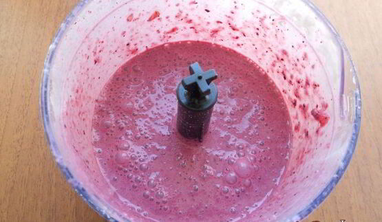 чернично-клубничный смузи с овсянкой и мороженым