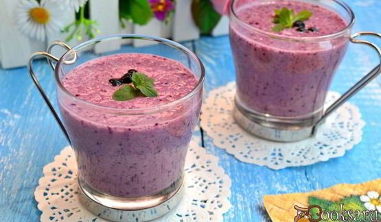 чернично-клубничный смузи с овсянкой и мороженым