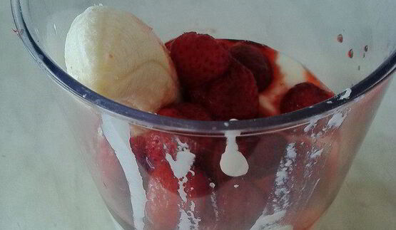 клубнично-банановый смузи с клетчаткой из семян льна