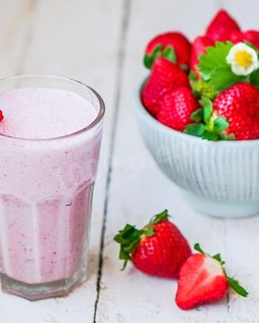Клубничный смузи с клубникой