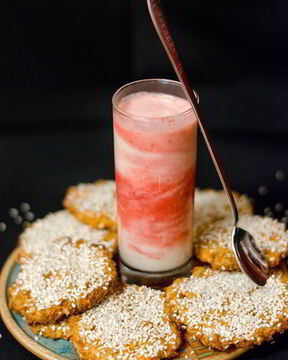 Морковное печенье с бананово-клубничным смузи