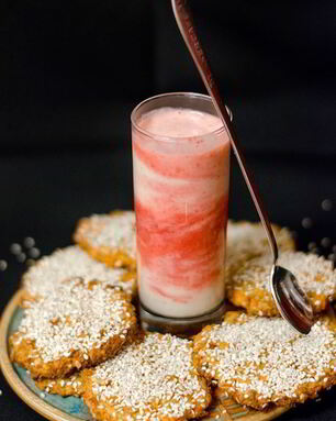 Морковное печенье с бананово-клубничным смузи