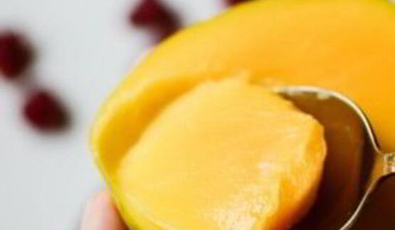 смузи из манго и ягод