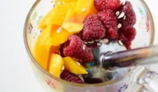 смузи из манго и ягод