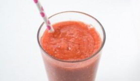 смузи из манго и ягод