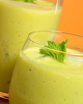 Смузи с авокадо и бананом