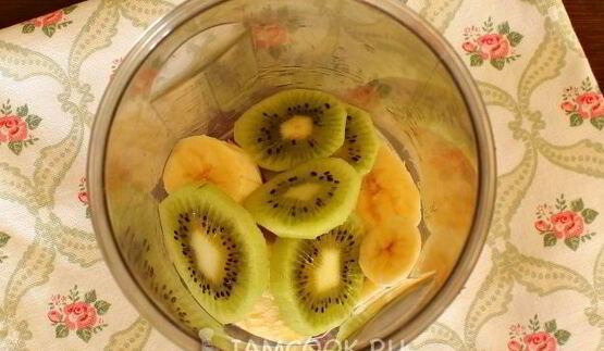 смузи с киви, бананом и молоком