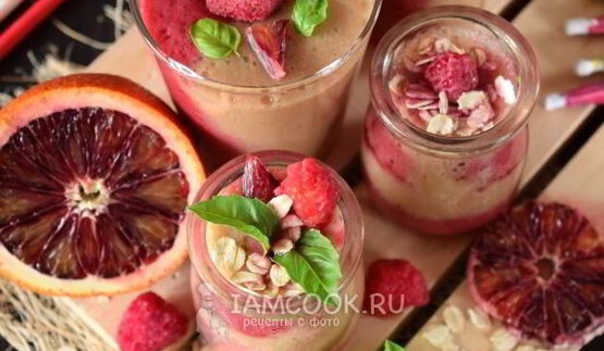 смузи с малиной и красным апельсином