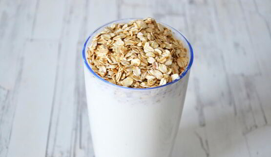 смузи с овсяными хлопьями бананом