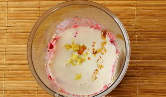 смузи с ягодами, имбирем и овсянкой