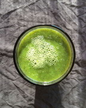 Зеленый смузи со шпинатом и киви