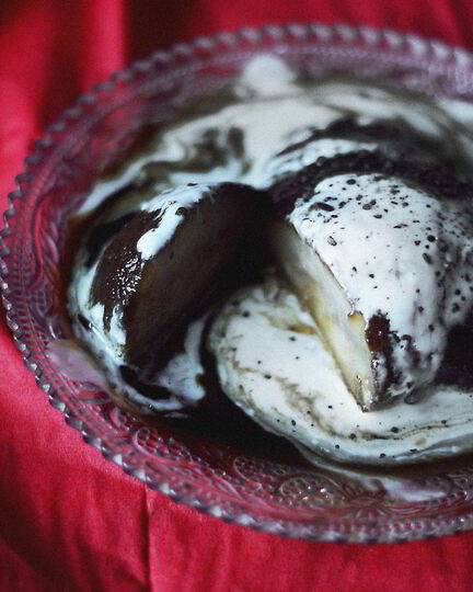 Рецепт вареных груш с кофейным сиропом и сливками