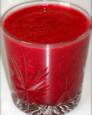 Витаминный напиток из свеклы, манго и помидор