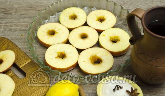 яблоки в сиропе с пряностями