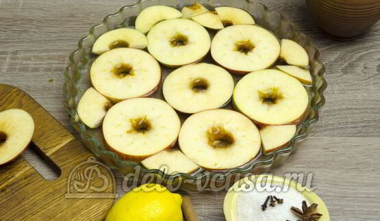 яблоки в сиропе с пряностями