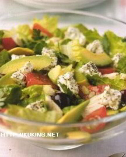 Рецепт греческого островного салата с курицей и авокадо