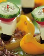 Греческий салат на шпажке в лодочке из перца