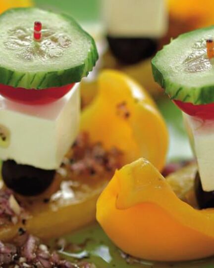 Рецепт греческого салата на шпажке в лодочке из перца