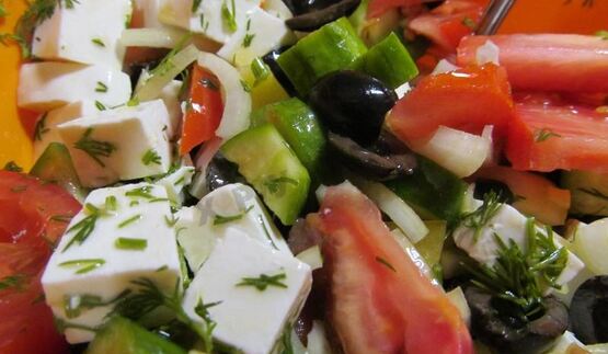 греческий салат с фетаксой и помидорами без майонеза