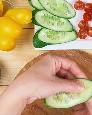 Греческий салат в лодочке из перца