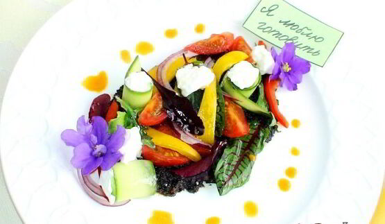 греческий салат в новом стиле с молодой зеленью