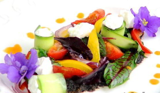 греческий салат в новом стиле с молодой зеленью