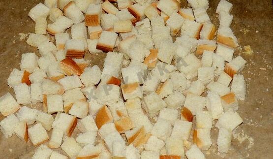 классический греческий салат с сухариками и курицей