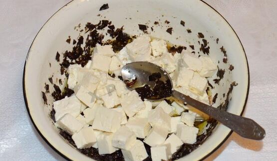 классический греческий салат с сухариками и курицей