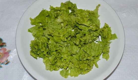 классический греческий салат с сухариками и курицей