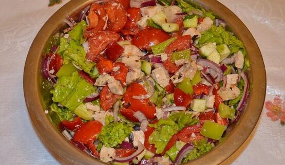 классический греческий салат с сухариками и курицей