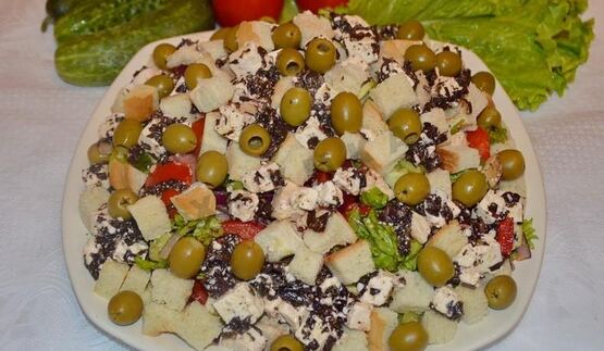 классический греческий салат с сухариками и курицей