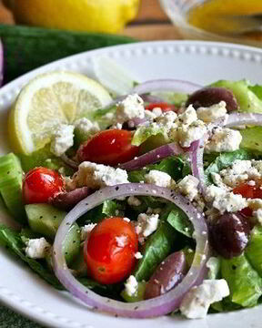 Салат Греческий с лимонно-чесночной заправкой