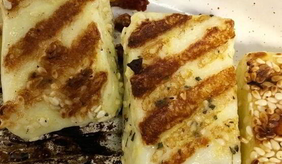 салат-гриль с сыром халуми по-гречески