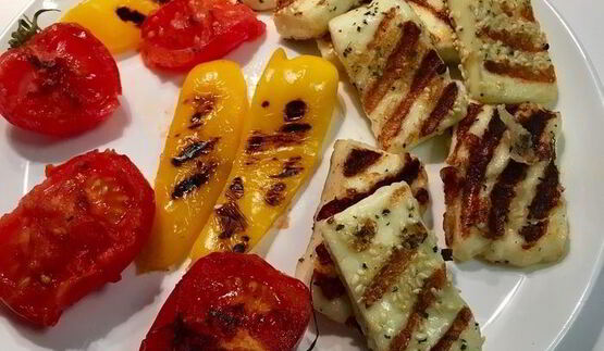 салат-гриль с сыром халуми по-гречески