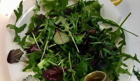 салат-гриль с сыром халуми по-гречески