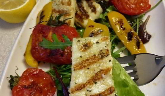 салат-гриль с сыром халуми по-гречески