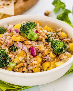 Салат с гречкой, сладким перцем и броколли