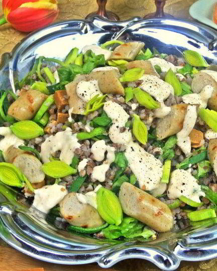 Рецепт теплого салата из гречки с колбасками и сыром