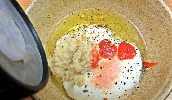 теплый салат из гречки с колбасками и сыром