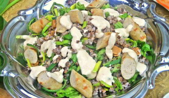теплый салат из гречки с колбасками и сыром