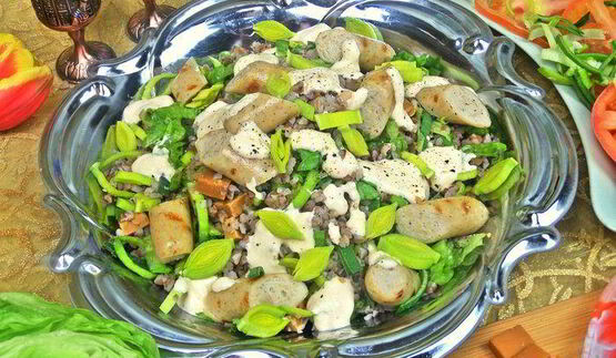 теплый салат из гречки с колбасками и сыром