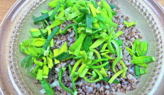 теплый салат из гречки с колбасками и сыром